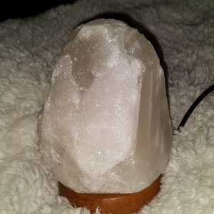 Color changing salt lamp